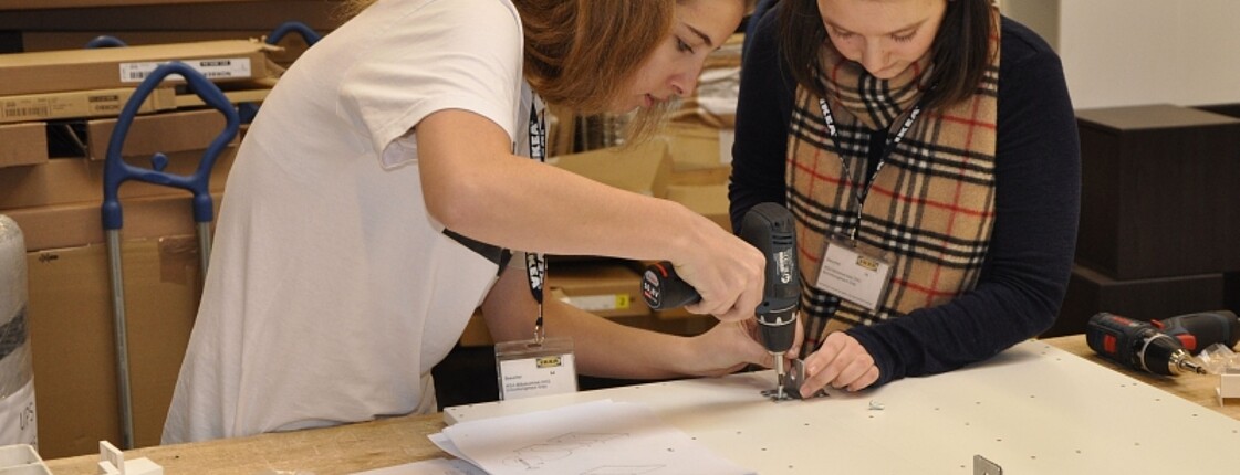 Anna Schultermandl und Sophia Langer sind am youngHeroes Day beim Möbelhaus Ikea in Graz im Einsatz.