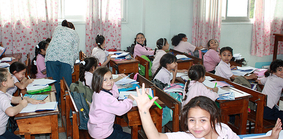 Ein Klassenzimmer mit einer Gruppe an Mädchen