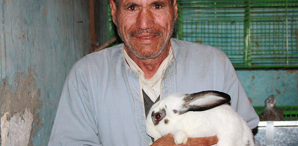 Ein ägyptischer Mann mit einem Hasen in der Hand.