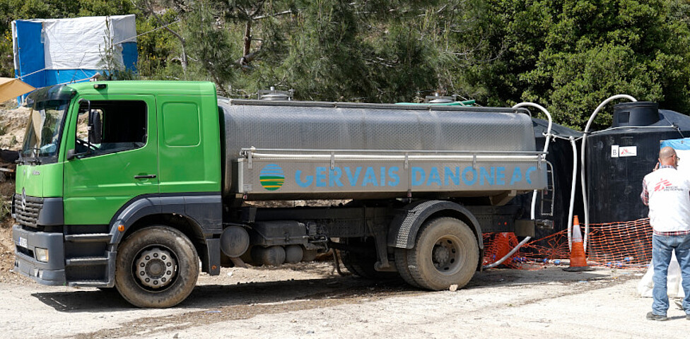 Ein Tanklaster bringt Wasser zu einer Wasseraufbereitungsanlage