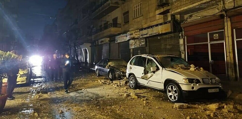 Erdbeben in Syrien und der Türkei, zerstörte Gebäude und Fahrzeuge sind zu sehen