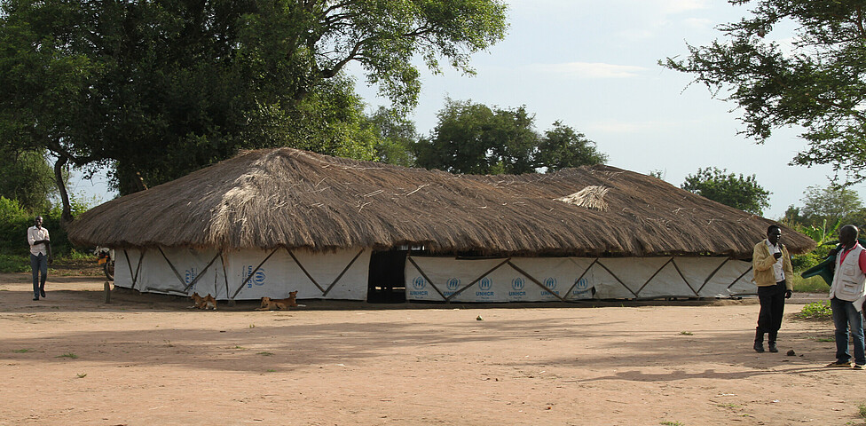 Der Versammlungsort ist ein niedriges Geböude mit einem Dach aus Gras.