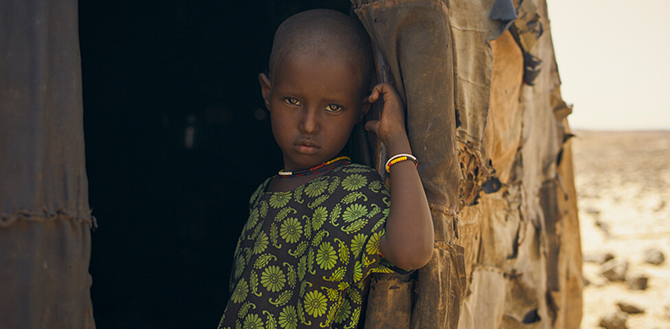 Kind in einem Nomadenzelt