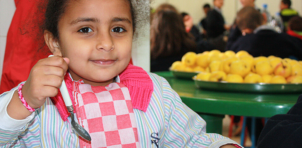 Ein Flüchtlingskind beim Mittagessen im libanesischen Internat Broumana