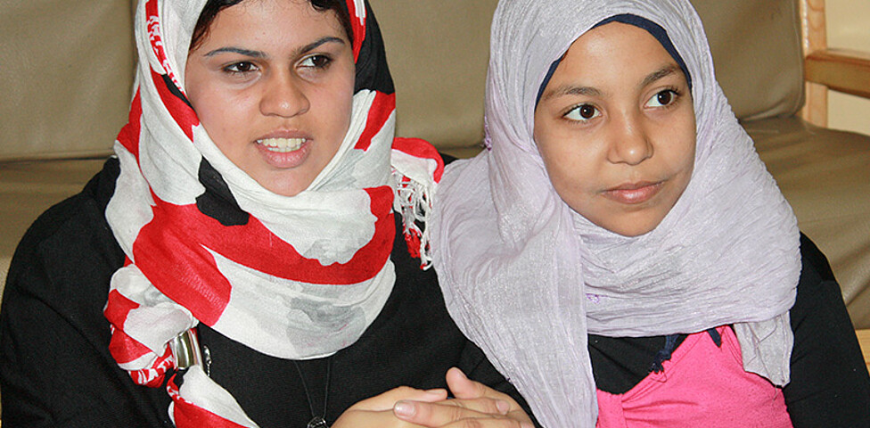 Zwei Mädchen aus Alexandria im Tageszentrum für Straßenmädchen