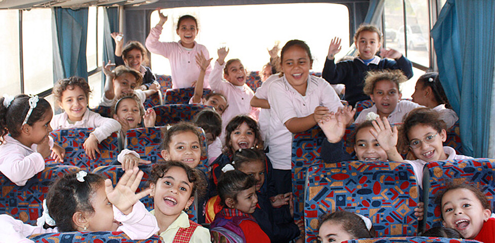 Eine Gruppe von Schulmädchen aus den Slums von Kairo im Schulbus.