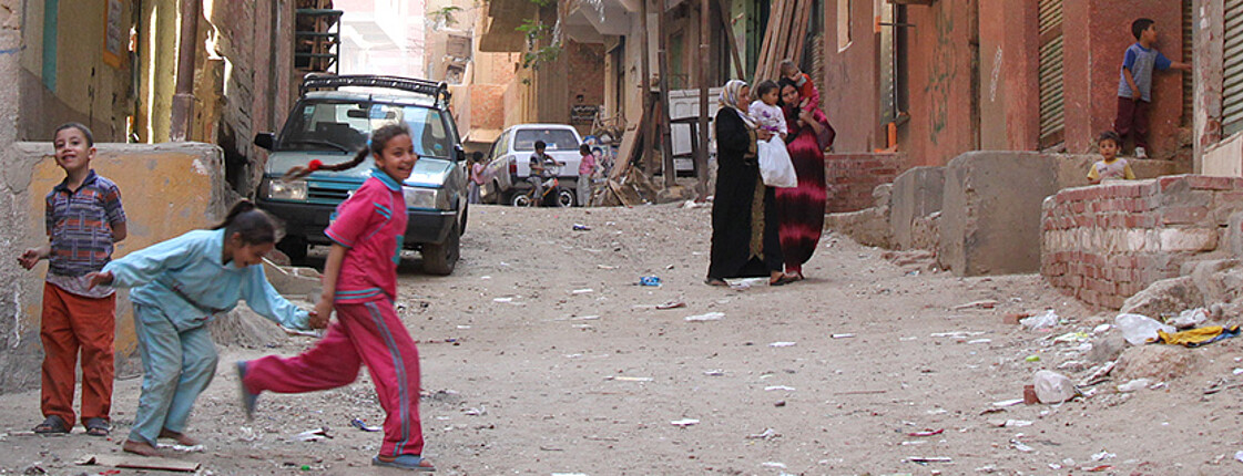 Das Bild zeigt eine Straße in Kairo, Ägypten mit spielenden Kindern.