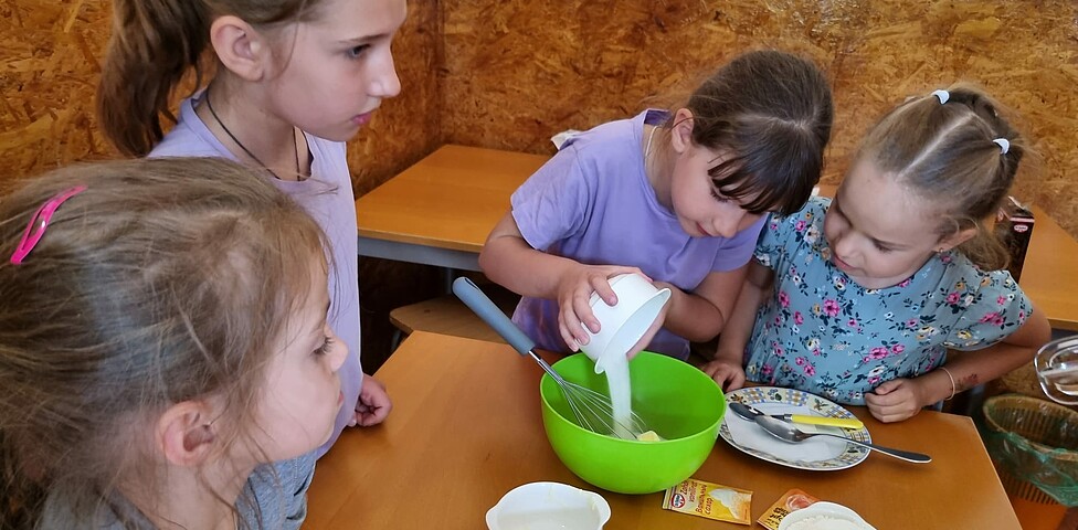 Kekse backen im Kinderzentrum Ave Copii in Moldau