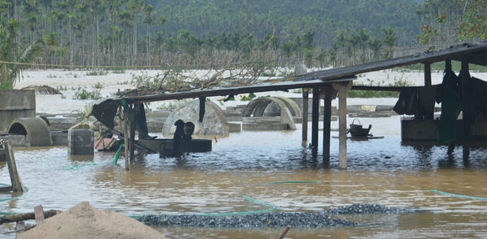 Überflutetes und zusammengebrochene Brücke