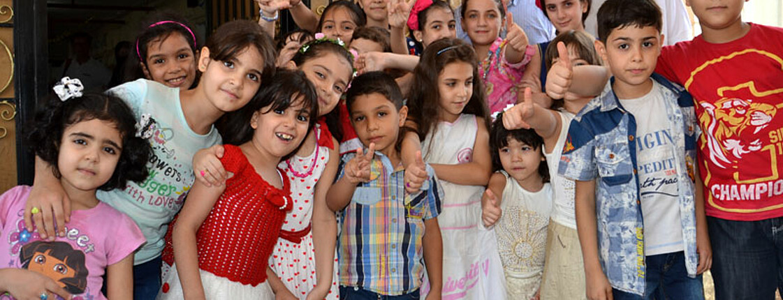 Schule für syrische Flüchtlingskinder in Kairo, Foto mit Caritas-Präsident Michael Landau und Schuldirektor Amir Shahla