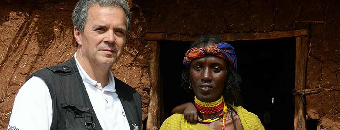 Caritas-Helfer Michael Zündel mit afrikanischer Familie