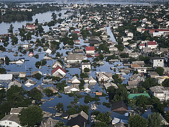 Vogelperspektive: Überschwemmter Landstrich, Häuser stehen unter Wasser