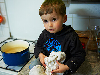 Kleiner Junge in der Küche