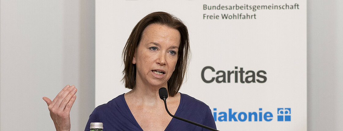 Caritas-Generalsekretärin Anna Parr spricht auf der Pressekonferent der BAG zum Thema Pflege und Betreuung