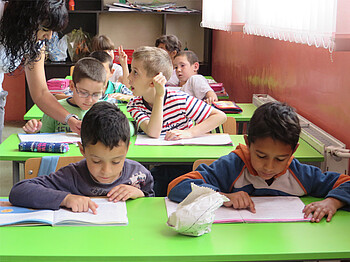 Kleine Kinder lernen in der Schule.