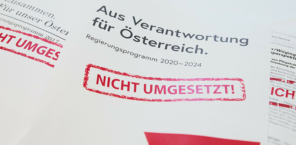 Foto von Papieren mit bisherigen Ankündigungen zur Pflegereform, darauf ein roter Stempel: NICHT UMGESETZT!