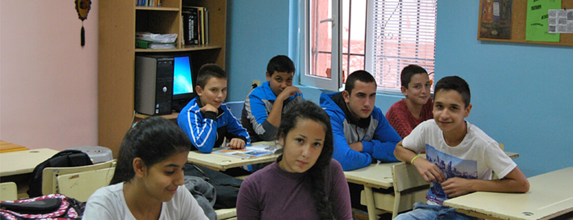 Eine Gruppe Jugendlicher lernt in der Schulklasse.