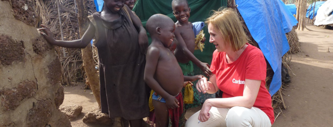 Helene Unterguggenberger bei einem Besuch in einem Flüchtlingslager im Südsudan