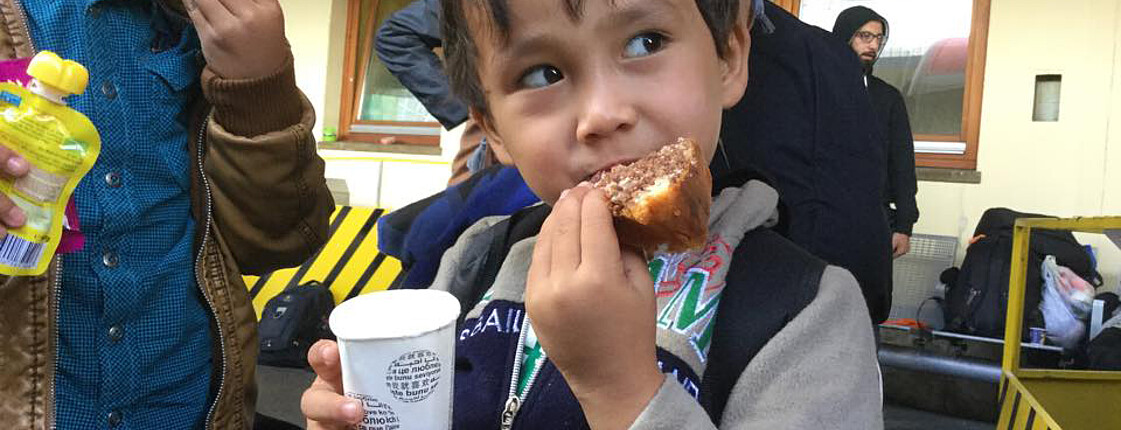 Flüchtlingskind aus Syrien isst Kuchen