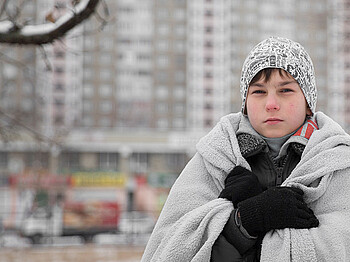 Ukrainisches Kind mit Decke