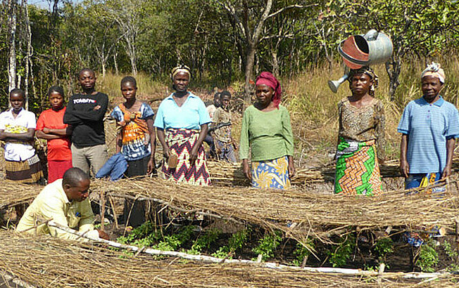 Bäurinnen und auf dem Feld bei der Bewirtschaftung ihrer Felder