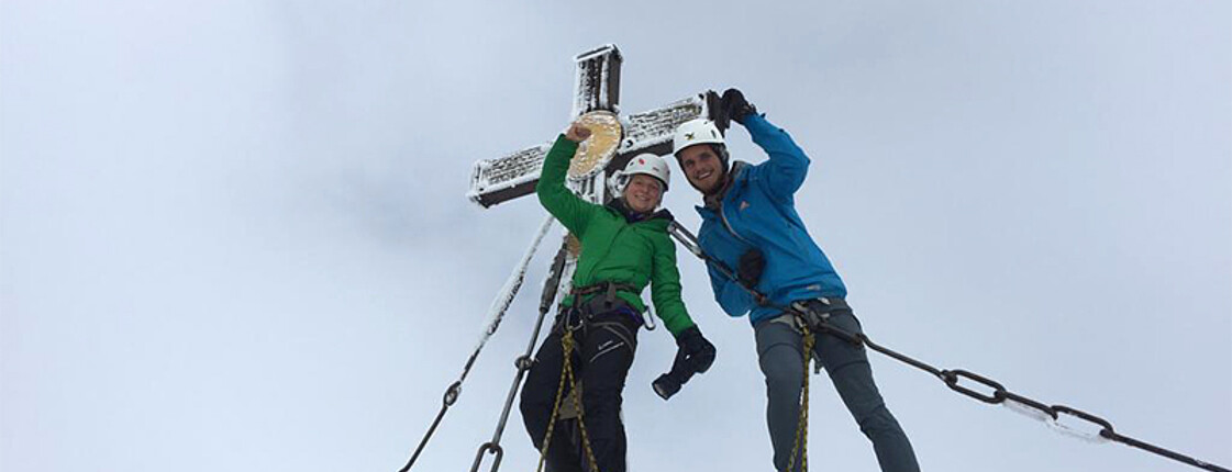 Heimo und Alina beim Gipfelkreuz