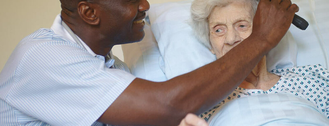 Pfleger kämmt ältere Dame