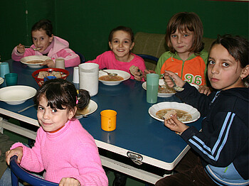 Kinder essen in der Schule.
