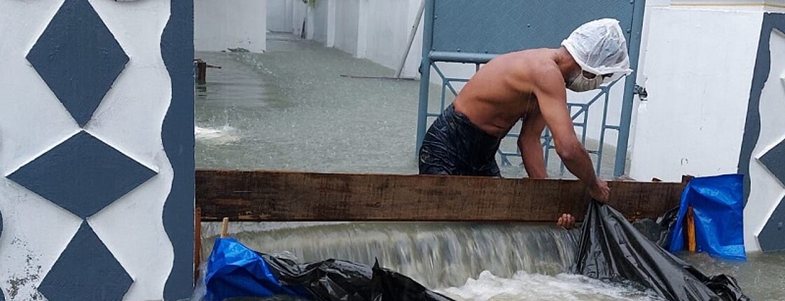 Zyklon Tauktae: Mann steht in Hochwasser